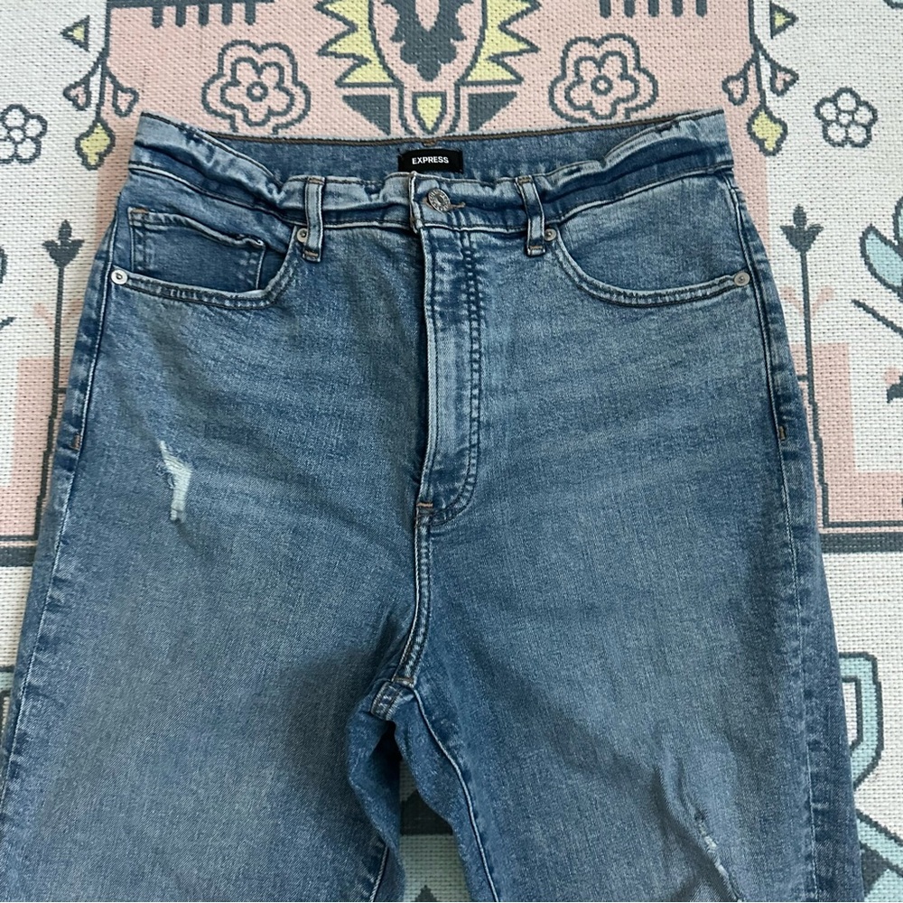 Express Stretch Ripped Mom Jean Super High Rise - Picture 3 of 14